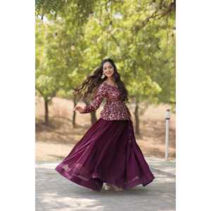 ผ้าแจ็คการ์ดวิชิตราวิสคอสบริสุทธิ์ย้อมสีได้มีดีไซน์ดอกไม้ที่หรูหราและปักเลื่อมงาน lehenga choli - Product Image 1