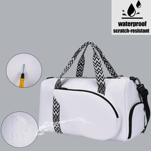 Bolsa Deportiva Unisex Blanca de Poliéster con Asas Negras en Zigzag, Cierre de Cremallera y Múltiples Compartimentos - Product Image 2