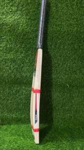 ไม้คริกเก็ตคุณภาพดีที่สุด น้ำหนักเบา ทันสมัย สำหรับใช้งานกลางแจ้ง ทำจากวิลโลว์ธรรมชาติของอินเดีย ทนทาน ด้ามจับมาตรฐาน สีน้ำตาล สำหรับคนถนัดขวา ขนาด 16-20 มม. - Product Image 4