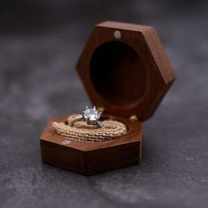 Boîte d'emballage de bijoux de luxe de couleur naturelle de haute qualité avec doublure en velours et extérieur en bois pour le rangement des alliances de mariage - Product Image 2