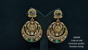 Boucles d'oreilles pendantes Kundan plaquées or avec pierres multicolores, style chandelier, en laiton, bijoux ethniques pour femmes, pour fêtes et mariages. - Product Image 2