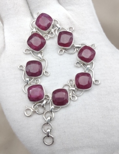 กำไลข้อมือเงินแท้ 925 ประดับพลอยทับทิมธรรมชาติทรงคุชชั่นเจียระไนแบบเหลี่ยม งานแฮนด์เมด พร้อมตัวเลือกชุบทอง สำหรับผู้หญิง เหมาะสำหรับเป็นของขวัญ - Product Image 4