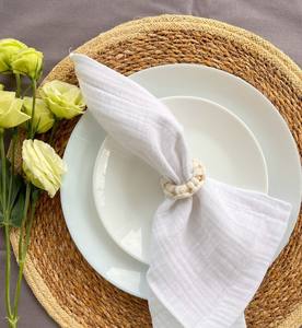 Serviettes de table de mariage en coton bio blanc, ensemble de serviettes avec anneaux décoratifs en macramé, anneau à serviette en bois. Décoration de mariage - Product Image 3