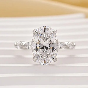Anillo de Compromiso de Diseño Moderno con Corte Ovalado, Anillo de Promesa de Plata 925 con Diamante Moissanita en Oro Blanco y Amarillo para Mujer - Product Image 2
