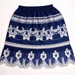 Jupes brodées de style traditionnel micronésien, nouveau design, tissu polyester brodé de fleurs pour femmes - Product Image 4