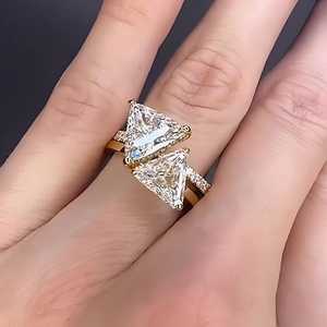 Anillo de Doble Banda con Diamantes de Corte Triangular de 1.00CT Cada Uno, para Mujer, Oro Sólido de 14K, Cultivados en Laboratorio, Joyería Fina para Boda, Propuesta o Fiesta - Product Image 1