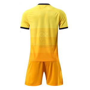 Conjunto de uniforme de fútbol con números, nombres y logotipos personalizados, hechos de tela de poliéster de alta calidad para un mejor rendimiento. - Product Image 2