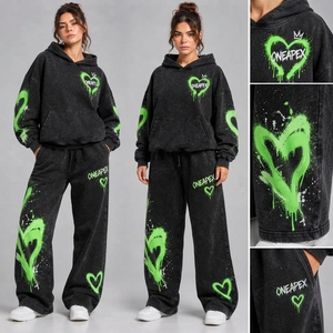 Ensemble survêtement pour femme avec sweat-shirt à capuche noir imprimé graffiti cœur et pantalon large vert fluo, tenue streetwear deux pièces - Product Image 2