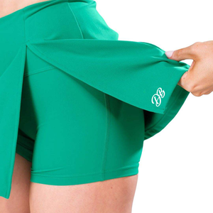 Jupe de sport verte pour femme avec short intégré, légère et extensible, pour le golf, la course, l'entraînement, le fitness et les activités sportives - Product Image 3