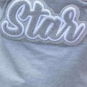 T-shirt unisexe AKA Silver Star avec logo chenille lettres grecques, en coton premium, décontracté et élégant pour le quotidien - Product Image 6