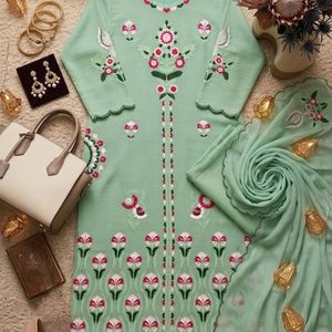 Ensemble Kurti Palazzo Vertical Lourd avec Broderie, Travaux Cousus Main et Dupatta en Organza – Tenue Ethnique de Créateur pour Femme - Product Image 5