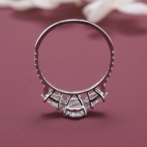 Bague de fiançailles/mariage en or massif 9K rhodié avec trois diamants ovales de laboratoire certifiés IGI – Cadeau d'anniversaire de luxe - Product Image 6