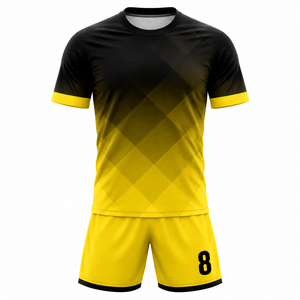 Conjunto de camiseta y pantalones cortos de fútbol para hombre, conjunto de fútbol de manga corta con cuello redondo y patrón geométrico degradado en negro y amarillo - Product Image 1