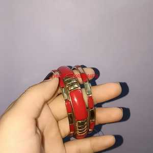 Bracelet en résine rouge de qualité supérieure avec détails dorés, fabriqué à la main pour un style élégant au quotidien, pour les occasions festives et pour les soirées. - Product Image 3