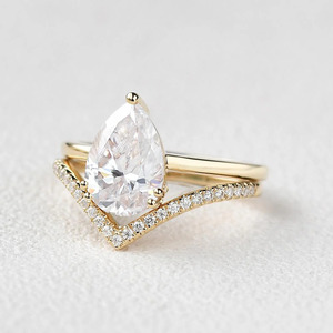 Bague de fiançailles en or jaune avec diamant de laboratoire taille poire et motif chevron - Product Image 3