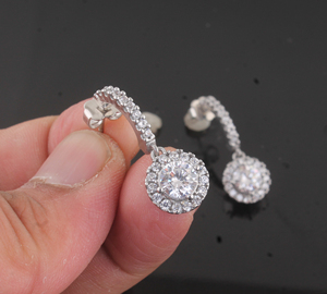 Boucles d'oreilles clous en argent plaqué avec pierres CZ taille ronde, topaze blanche naturelle et zircon – Bijoux classiques en pierres précieuses rondes en gros - Product Image 1
