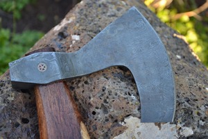 Hacha de Acero de Damasco Hecha a Mano con Mango de Madera y Funda de Cuero, Hacha para Exteriores - Product Image 3