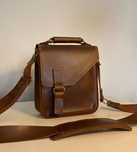 Sac bandoulière en cuir unisexe de style vintage - Product Image 2