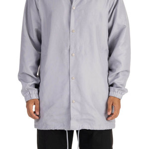 เสื้อแจ็คเก็ตโค้ชผู้ชายน้ำหนักเบา กันน้ำ สำหรับฤดูใบไม้ผลิและฤดูหนาว ทำจากไนลอน สำหรับกิจกรรมกลางแจ้ง พร้อมดีไซน์ตัวอักษรโลโก้ด้านหน้า - Product Image 3