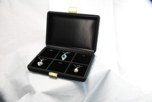 กล่องใส่สร้อยคอผ้าไหมญี่ปุ่นทรงสี่เหลี่ยมแบบหกช่องพร้อมรูปแบบการจัดวางที่สมดุลและภายในบุด้วยกำมะหยี่ 230x153x50 มม. - Product Image 6