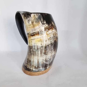 Corne à boire viking fabriquée en corne naturelle de haute qualité avec base en bois, fond en résine et surface polie à la main pour une utilisation durable - Product Image 5