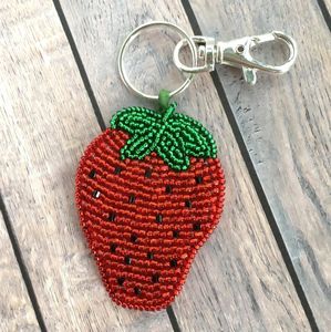 Porte-clés créatif en perles fraîches en forme de fraise, fait main, élégant, pendentif de sac à main pour femmes, filles et adolescentes, pour les amateurs de mode - Product Image 4