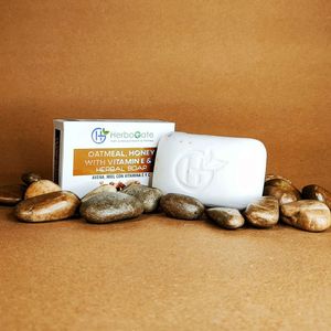 Jabón Herbal de Avena y Miel de Lujo con Vitaminas E y C para el Cuidado Suave de la Piel, Ayuda a Mantener la Suavidad, Frescura y Luminosidad Natural - Product Image 1