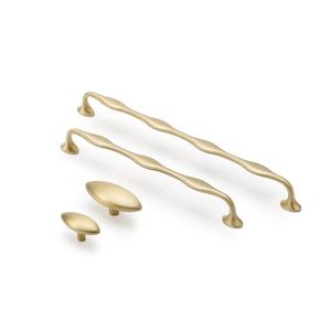 Elegante tirador de latón apto para mejoras en gabinetes, con construcción duradera y presentación sofisticada para el hogar. - Product Image 1