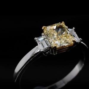Anillo Solitario de Diamante Cultivado en Laboratorio con Corte Esmeralda, Piedras Laterales Baguette, Oro Blanco de 14K, Certificado IGI, Anillo de Compromiso Clásico para Mujer - Product Image 3