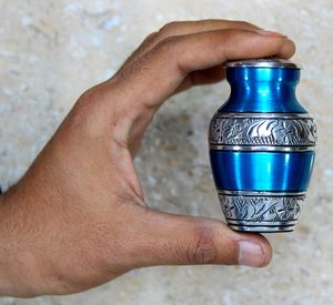Urne en laiton faite à la main, forme ronde moderne, décorative, bleue mouchetée, pour occasions de commémoration, portable - Product Image 4