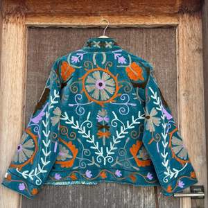 Chaqueta de terciopelo Suzani bordada a mano: Abrigo étnico colorido para el invierno - Product Image 6