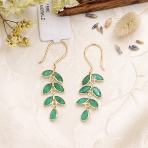 ต่างหูเม็ดมรกตทรงเรขาคณิตประดับเพชรเม็ดเล็กทรงหยดน้ำ งานแฮนด์เมดจาก Memoria Jewels ขายดีที่สุด ทองคำ 18k รับรองโดย IGI - Product Image 4