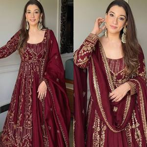 Sari en mousseline de soie Fendy de qualité supérieure avec broderie de paon multi-sequins et bordure ajourée pour les occasions de fête et Diwali - Product Image 1