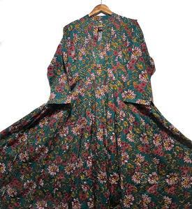 เดรสผ้าฝ้ายสีเขียวทรงสวยสำหรับผู้หญิง คอวี แขนยาวทรงกระดิ่ง แต่งลายชาติพันธุ์ เอวเข้ารูป ดีไซน์เนอร์คุรติ - Product Image 1