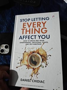 Arrêtez de laisser tout ce qui vous arrive vous affecter - Livre éducatif en anglais à couverture souple de Daniel Chidiac - Libérez-vous du surpensement et du chaos émotionnel - Product Image 1