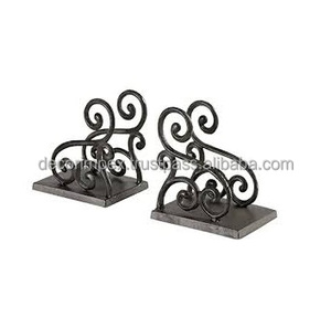 Une paire de serre-livres en fonte lourde Fleur de Lis. Ces objets décoratifs et fonctionnels sont conçus pour contenir des livres - Product Image 1
