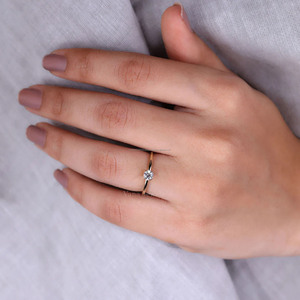 Bague de fiançailles solitaire en diamant de laboratoire Design rond simple Sertissage à double griffe Or jaune massif 14K Certifié IGI - Product Image 4