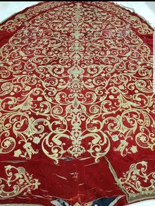 Alfombra de terciopelo rojo grande con bordado de lingotes de oro, tapicería floral Zardozi hecha a mano y personalizada, textil real para iglesias y ceremonias - Product Image 2