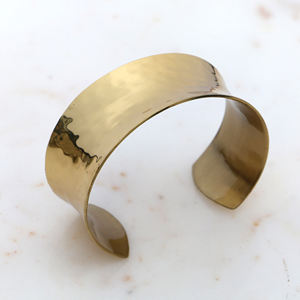 Bracelet manchette en laiton martelé fait main - Jonc ajustable doré - Bijou minimaliste tendance, cadeau pour elle - Product Image 2