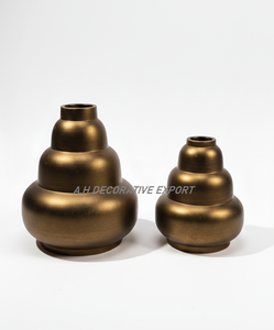 Florero de Aluminio Moderno y Minimalista en Negro Mate - Decoración de Hogar y Bodas de Alta Calidad, Ecológica y de Lujo, Hecho a Mano - Product Image 3