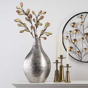 Magnifique vase à fleurs en métal pour les espaces de vie modernes, offrant un support attrayant pour les arrangements floraux frais. - Product Image 1