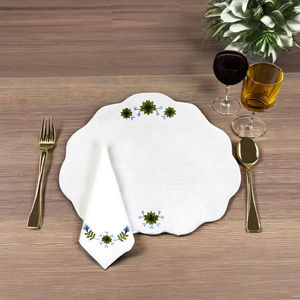Ensemble de nappes et de serviettes en lin blanc vintage brodées lavables en gros personnalisées avec des motifs de fleurs jolies Bordure festonnée Tapis pour la maison Événements de mariage - Product Image 1