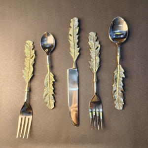 Juego de Cubiertos de 5 Piezas que Incluye Tenedor para Ensalada, Cuchara, Cuchillo para Cena, Tenedor para Cena y Cuchara para Cena con Mango de Hoja de Latón Texturizado - Product Image 2