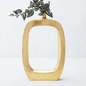 Vase en métal élégant avec finition lisse, conçu pour la décoration intérieure de luxe, la table à manger et l'aménagement de bureau - Product Image 1