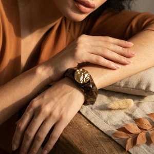 กำไลข้อมืออะคริลิคเรซิ่นวินเทจ ดีไซน์เหรียญทอง รูปทรงไม่สมมาตร กำไลหนา แฟชั่นจิวเวลรี่ในอินเดีย โดย Universal Overseas - Product Image 5