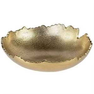 Cuenco de servir de metal dorado personalizable de la más alta calidad con borde festoneado estilo glam para servir alimentos - Product Image 2