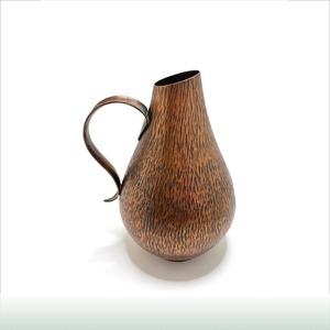 Pichet en métal vintage avec design à texture bois, carafe en fer durable pour usage décoratif - Product Image 1