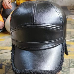 Esta es una gorra de motociclista de cuero genuino negro con una banda de cadena plateada. - Product Image 5