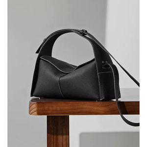 Sac à bandoulière en cuir véritable de qualité supérieure pour femmes, élégant sac à main noir avec surpiqûres contrastées blanches, sacoche élégante pour un usage quotidien - Product Image 1