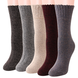 Chaussettes athlétiques décontractées modernes, tissu extensible confortable, conçues pour une utilisation prolongée et les activités quotidiennes - Product Image 4